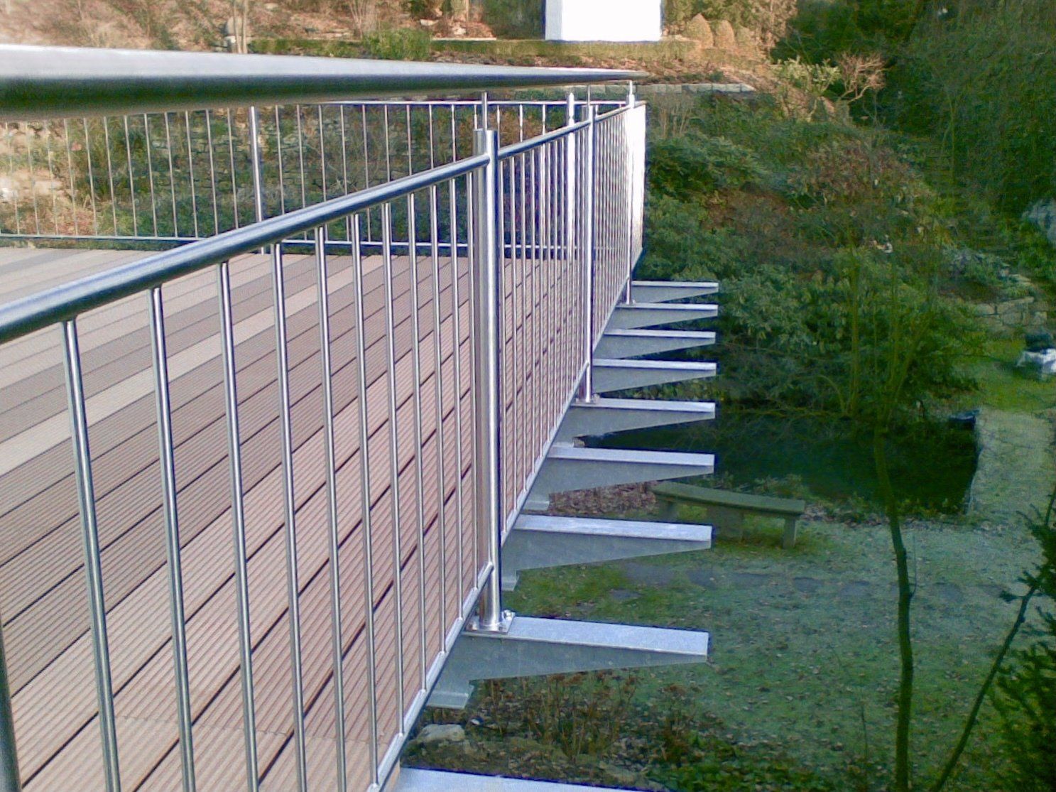 Eine Brücke mit einem Metallgeländer und einem Holzdeck