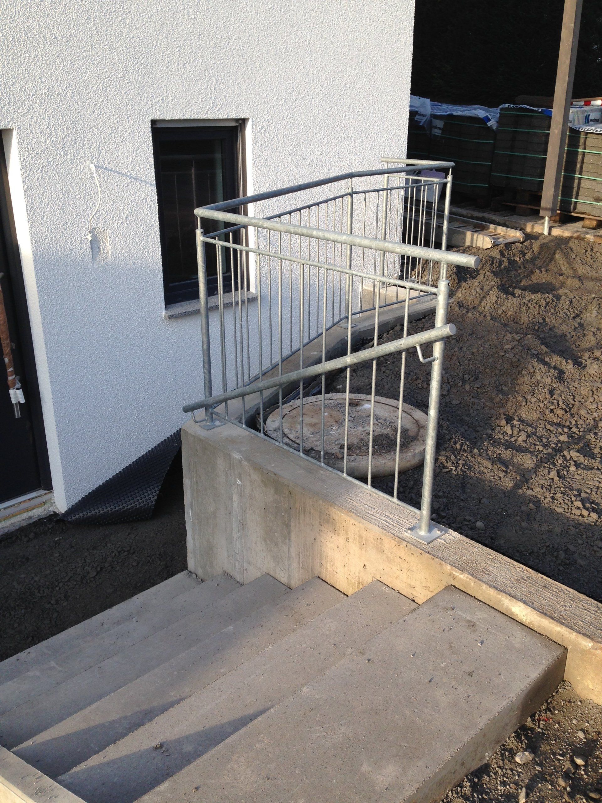 Eine Treppe, die zu einem Gebäude mit einem Metallgeländer führt