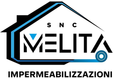 Logo “Melta Impermeabilizzazioni” con linea del tetto blu e testo grigio su sfondo bianco