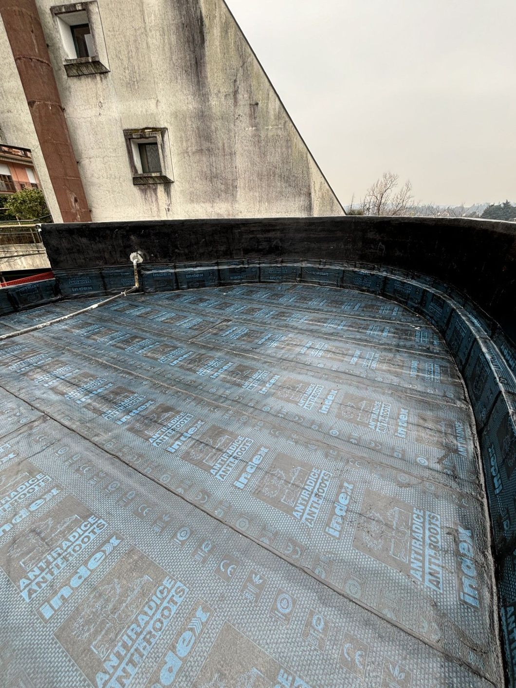 Operai sistemano lo spettro di un edificio