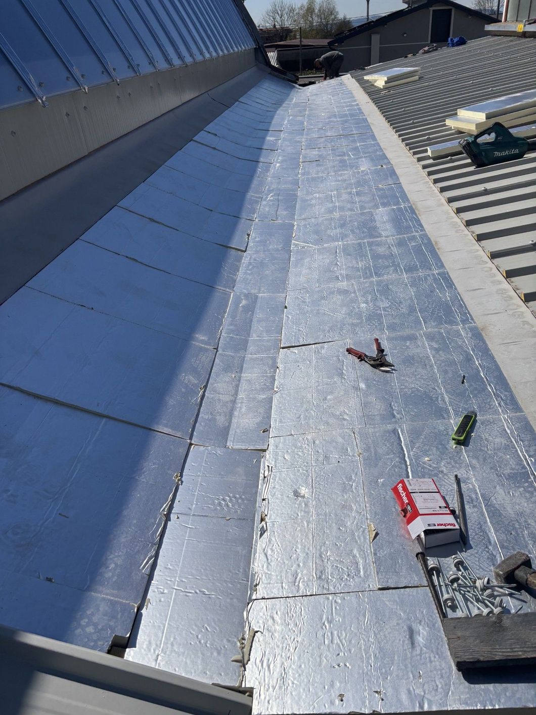 Operai sistemano lo spettro di un edificio