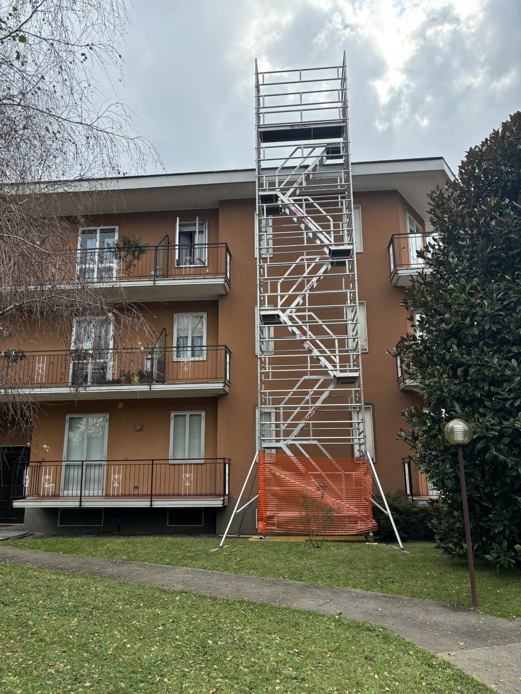 Operai sistemano lo spettro di un edificio