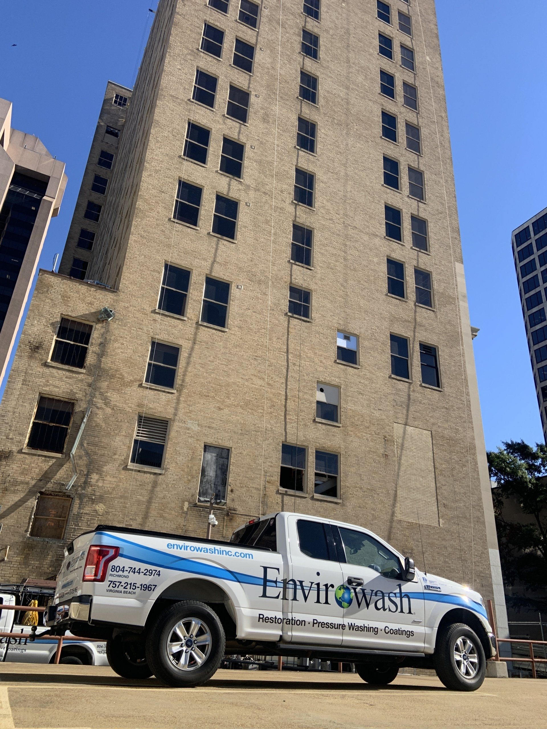 Commercial Cleaning: commercial pressure washing for multistory building