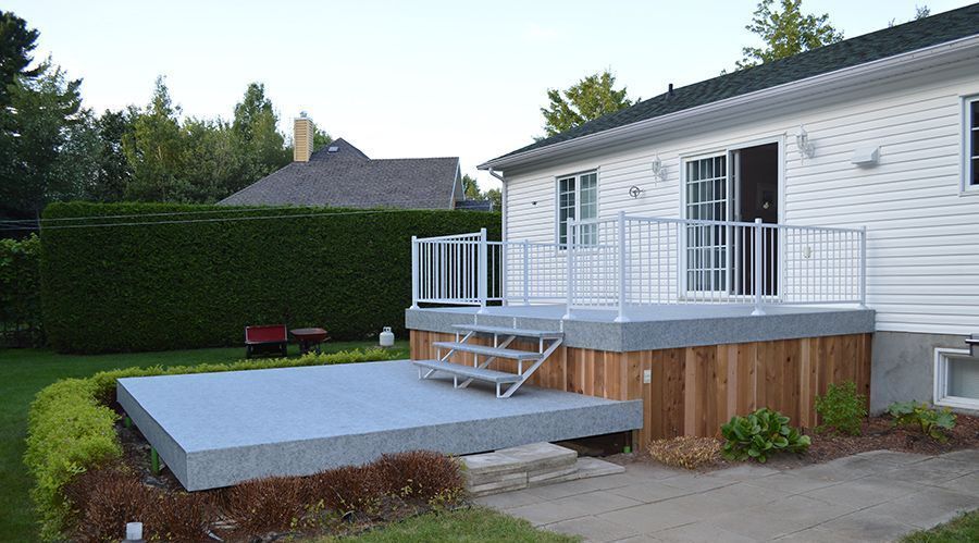 Patio en bois recouvert de membrane de PVC