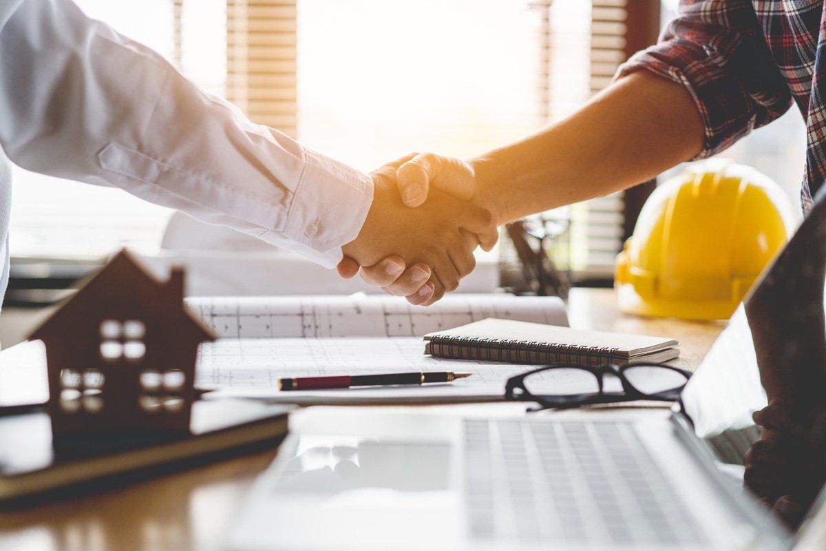 Poignée de main entre un entrepreneur et un client satisfait