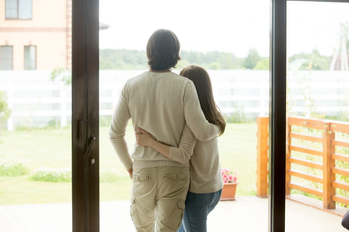 Couple qui regarde leur patio