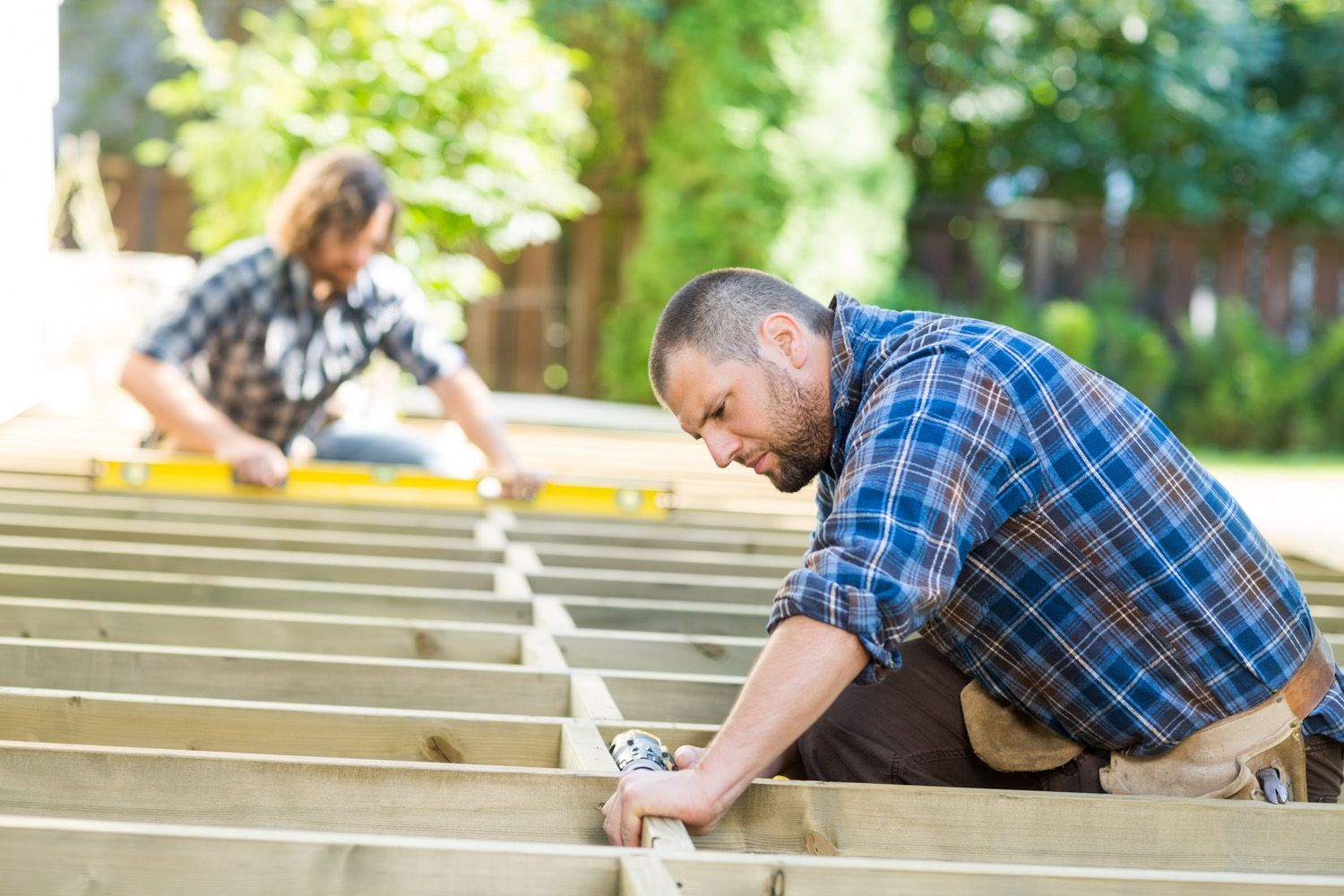 Deux hommes qui construisent un patio en bois