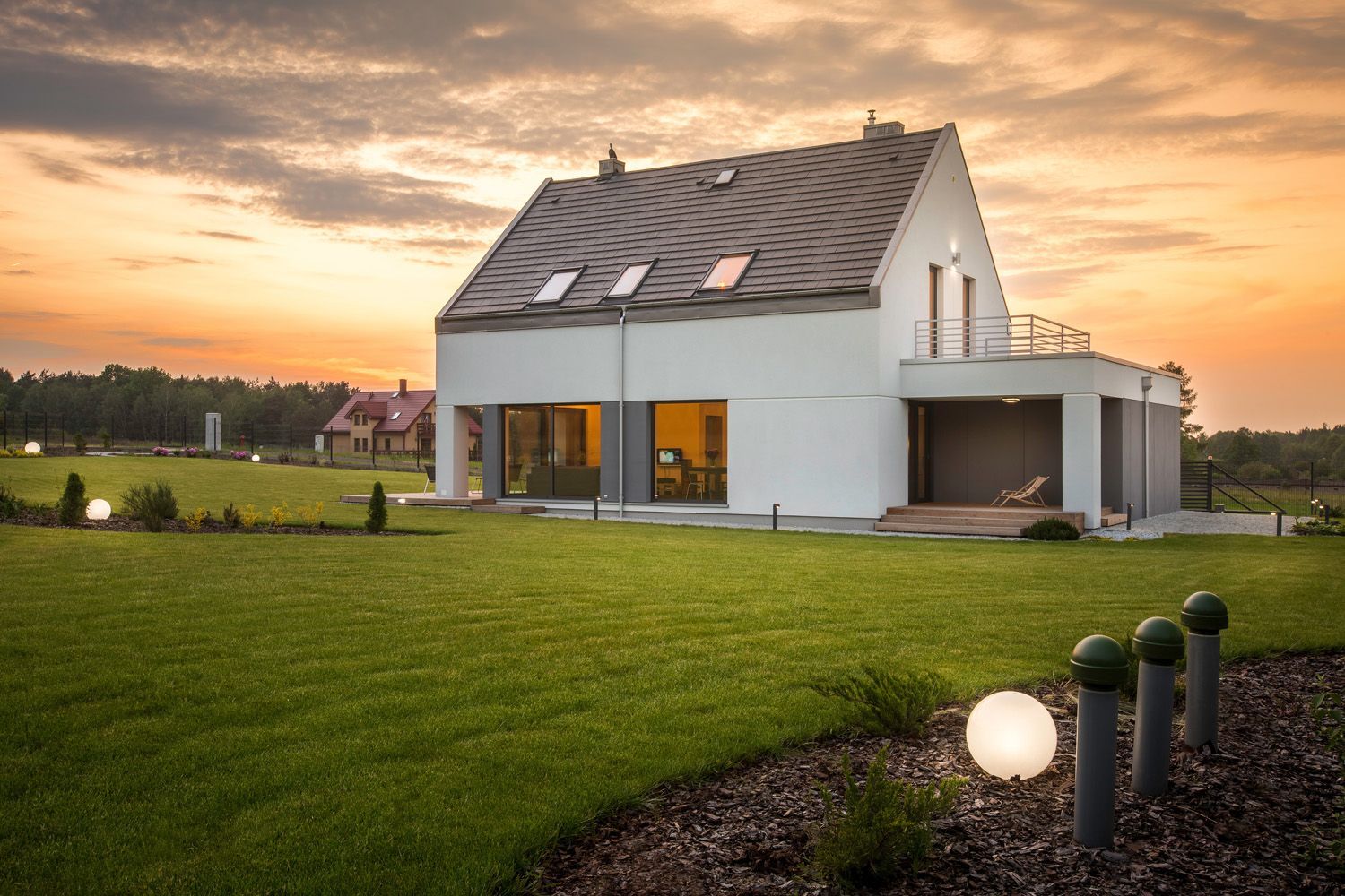 Maison de campagne avec patio au milieu d'un champ