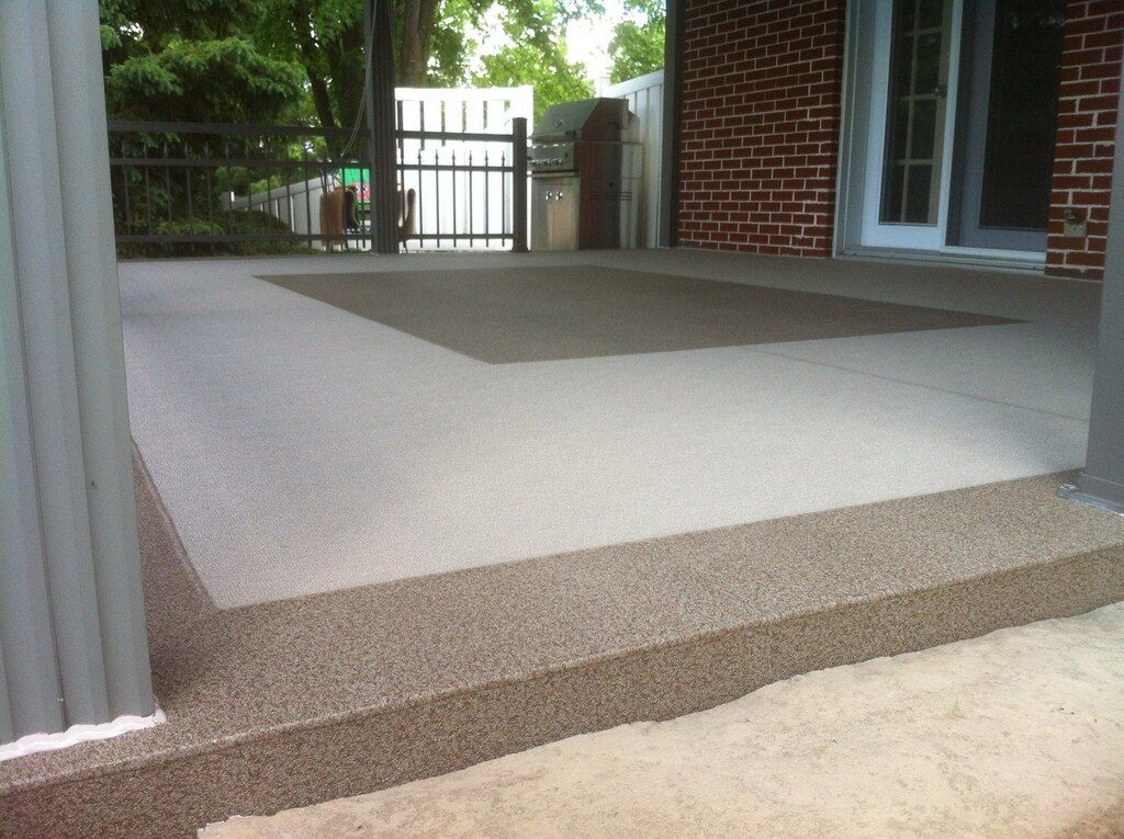 Un patio avec membrane de pvc avec un mur de briques en arrière-plan