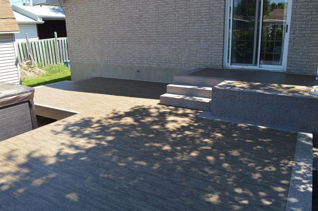 Une maison en brique avec un patio devant