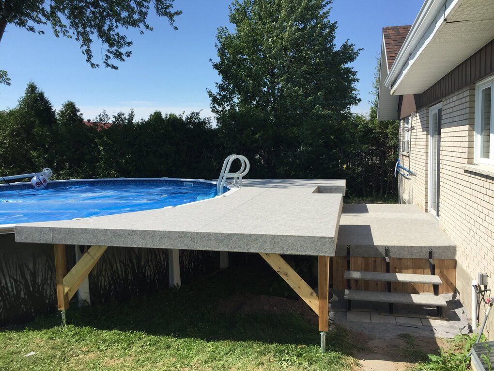 Une maison en brique avec une piscine dans l'arrière-cour