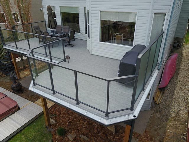 Patio avec membrane de pvc et rampe vitrée.