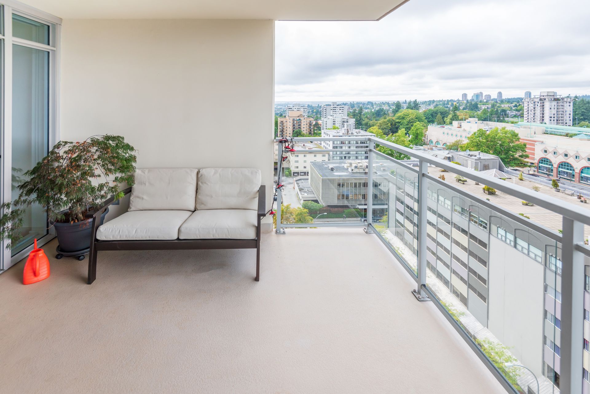 Un balcon avec un canapé et une vue sur la ville.