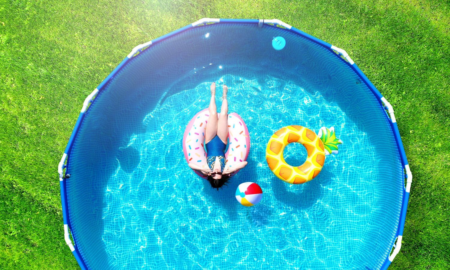 Piscine hors terre dans une cour arrière