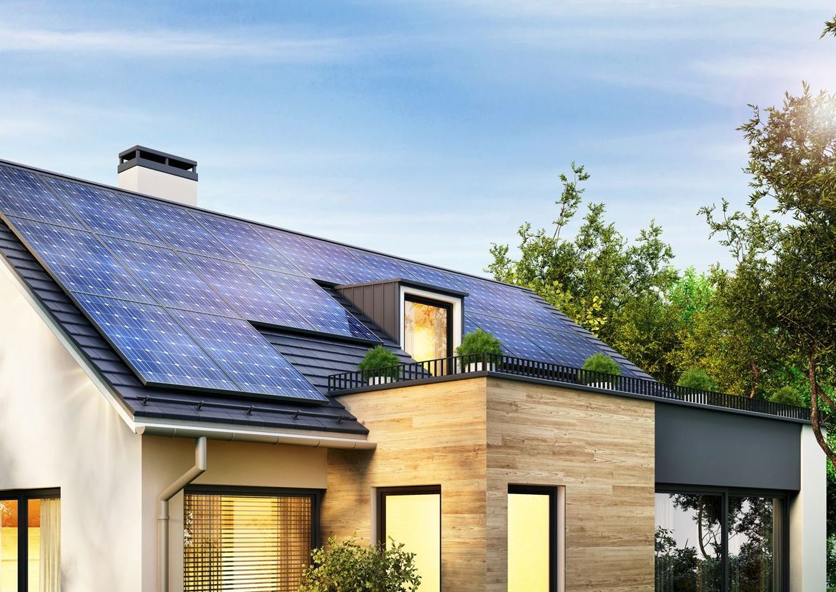 Une maison avec des panneaux solaires sur le toit et un toit-terrasse.