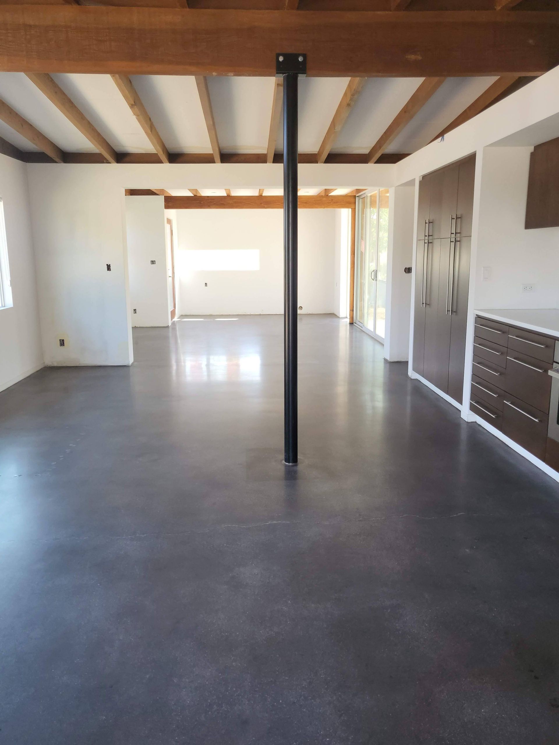 An empty room with a black pole in the middle
