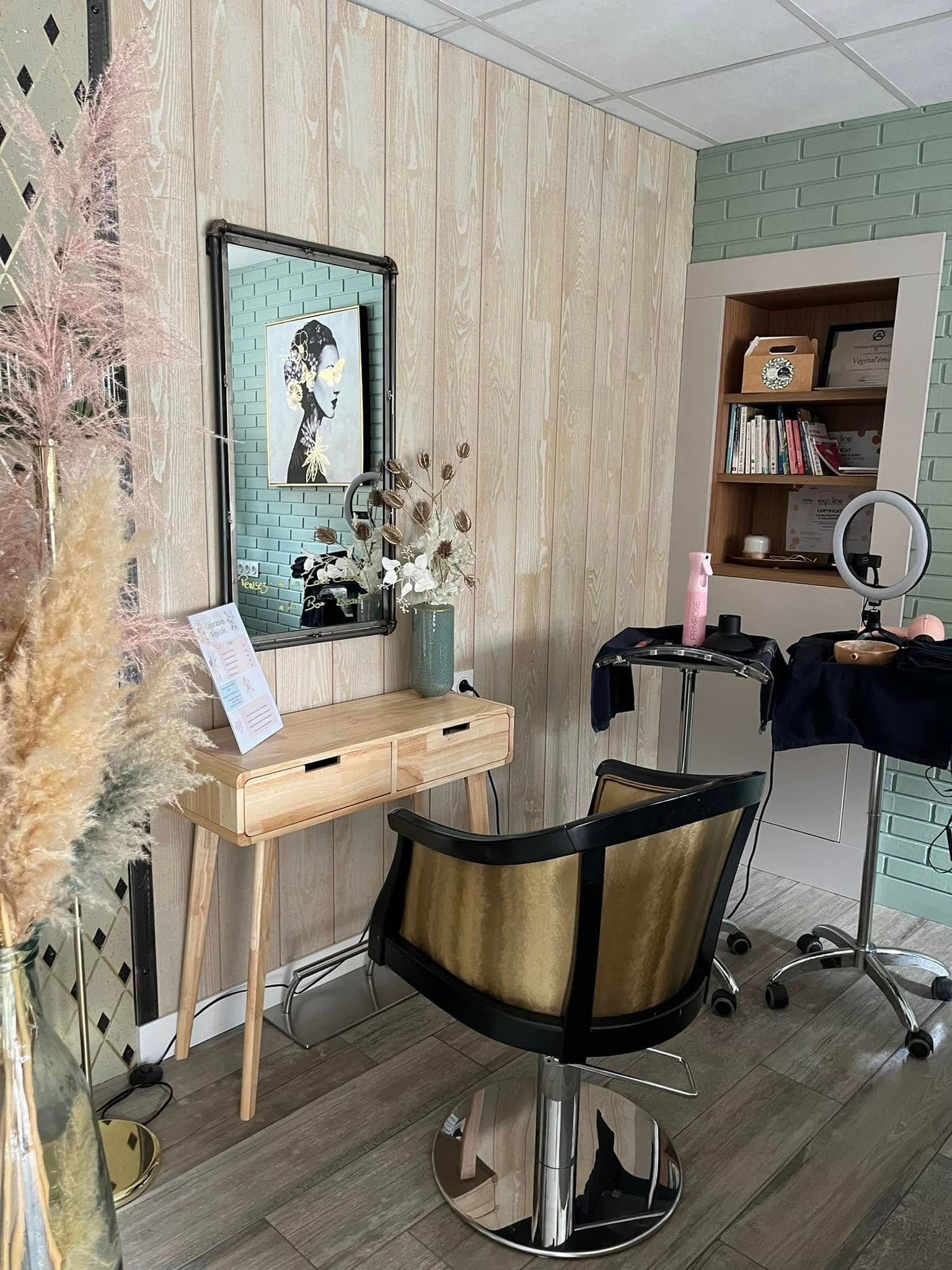 Un salon de coiffure avec une chaise, un miroir et une table.