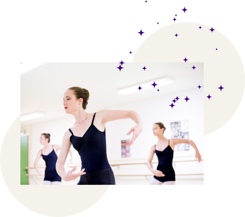 Des danseuses en justaucorps noirs s'entraînent au ballet dans un studio lumineux, avec une douce lune et des paillettes en arrière-plan.