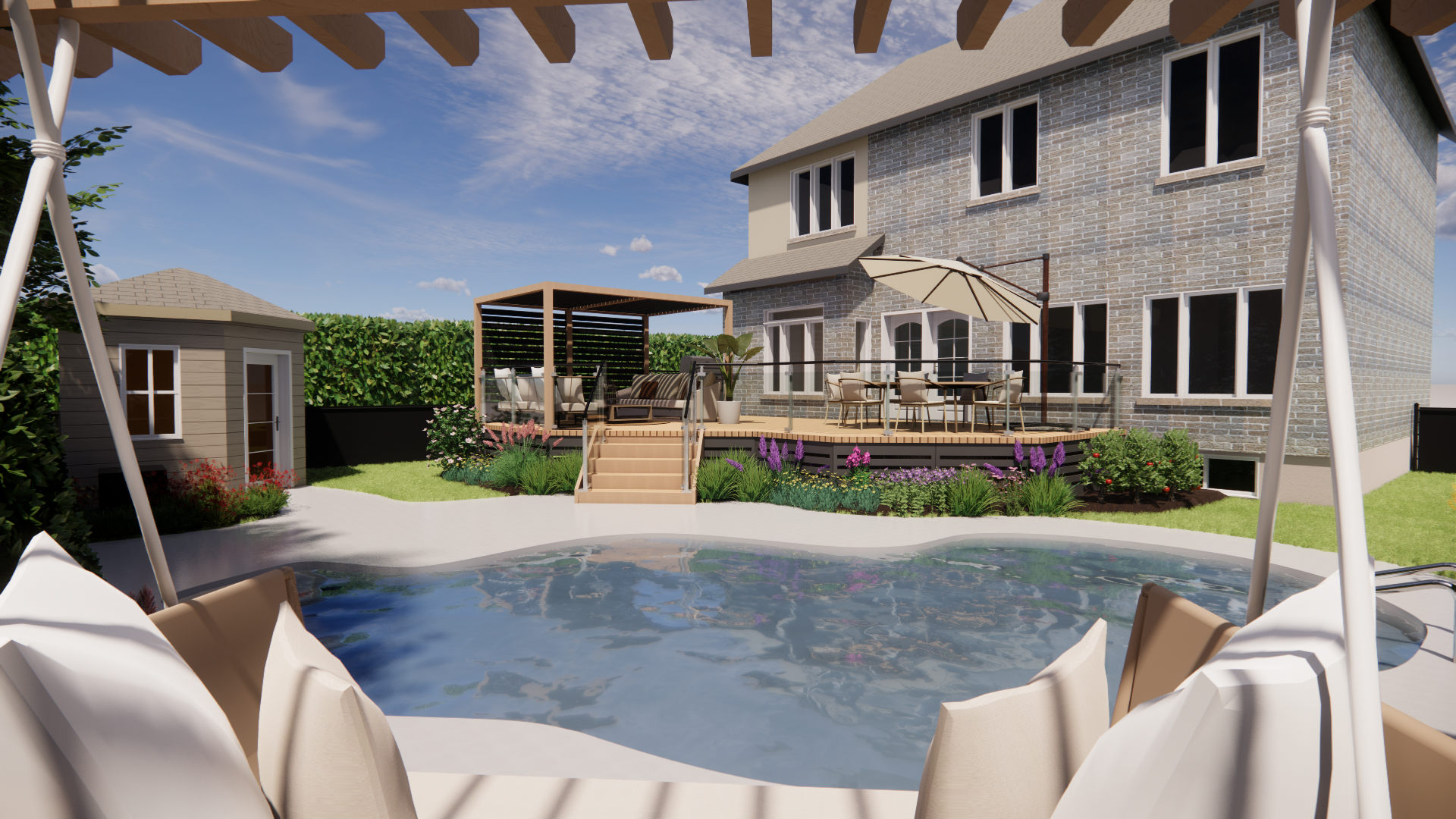 Jardin avec piscine, terrasse et maison par une journée ensoleillée. Coussins beiges au premier plan, piscine bleue, façade en pierre.