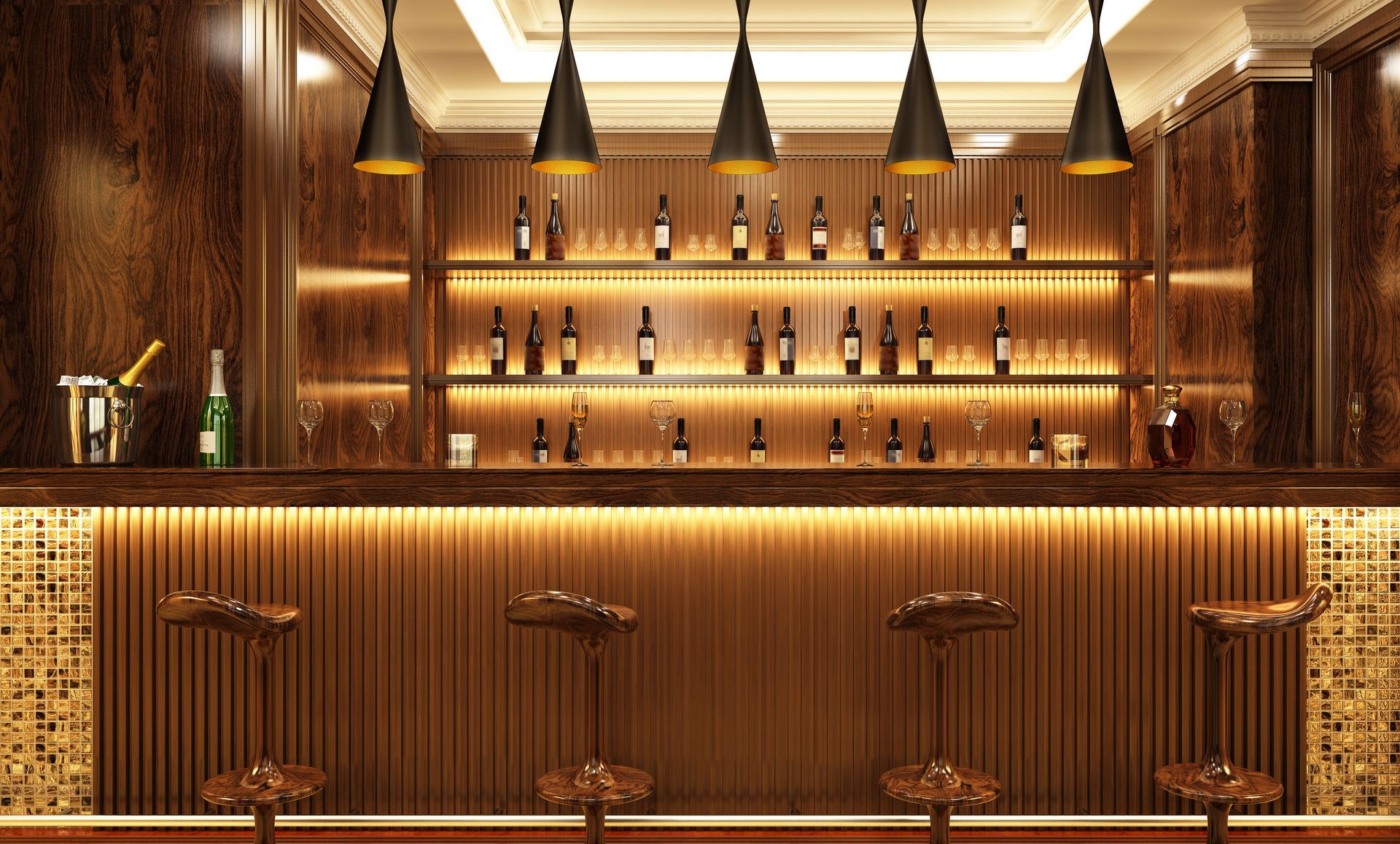 Un bar en bois bien éclairé, avec des bouteilles, des tabourets et des suspensions lumineuses.