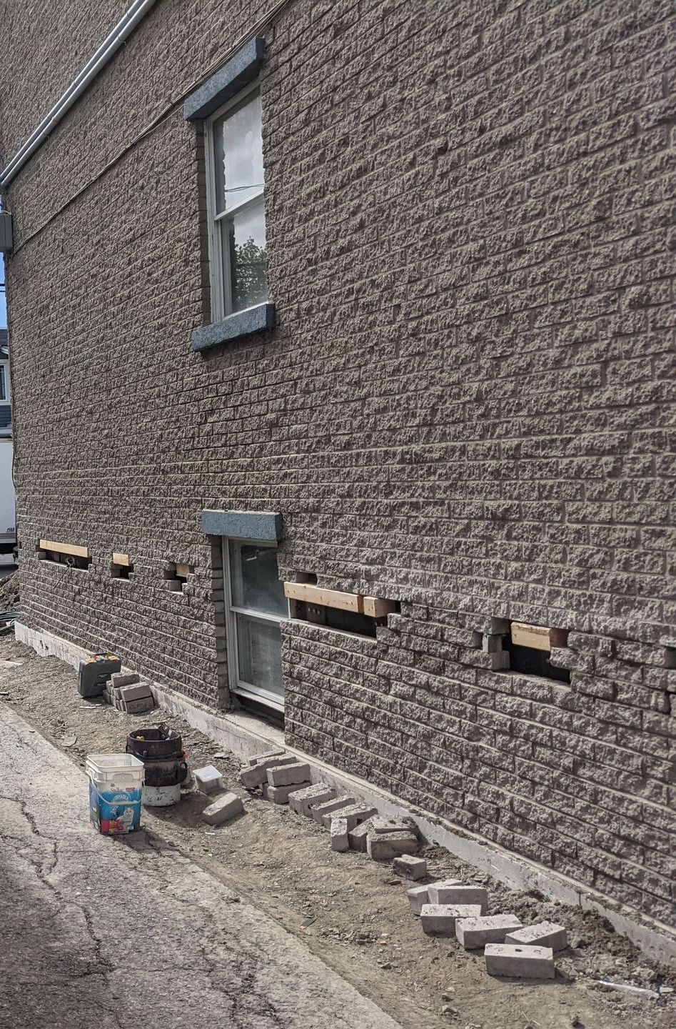 Un bâtiment en briques avec une fenêtre est en cours de rénovation.