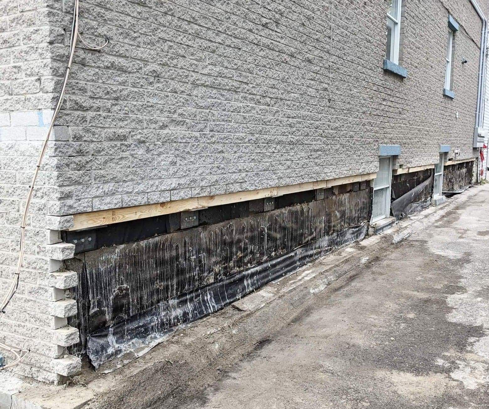 Le côté d'un bâtiment en briques est en cours de rénovation.