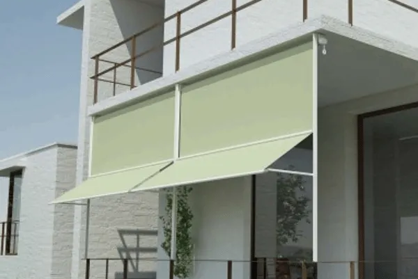 Una tenda da sole verde chiaro ombreggia un moderno balcone su un edificio bianco.