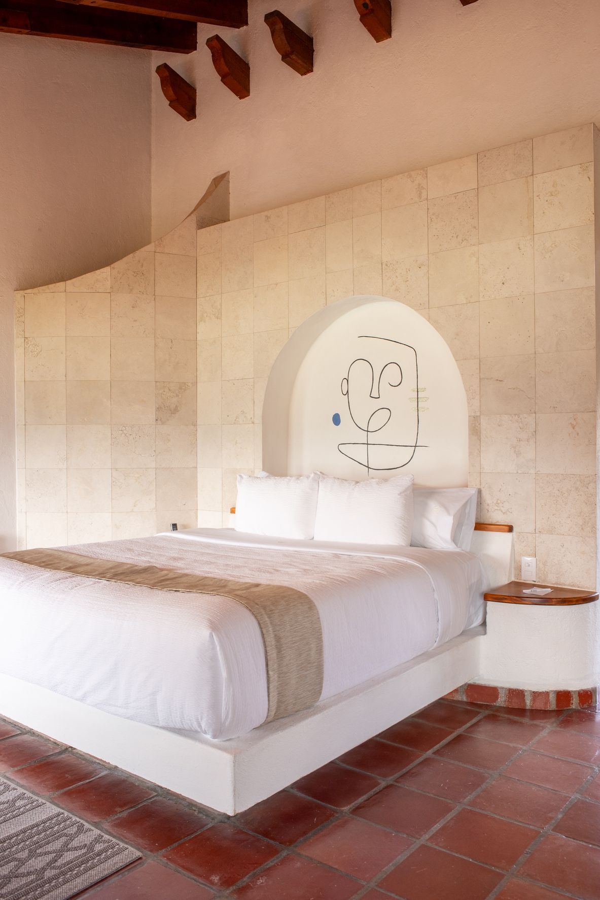 Un dormitorio con una cama king size de Hanna Hotel Boutique
