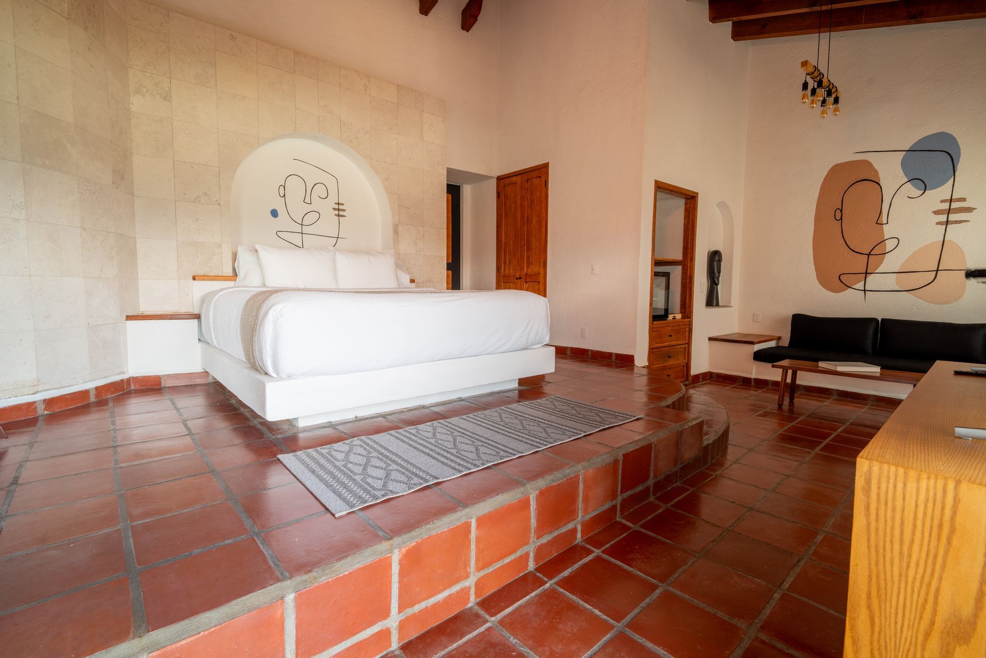Un dormitorio con una cama king size en Hanna Hotel Boutique