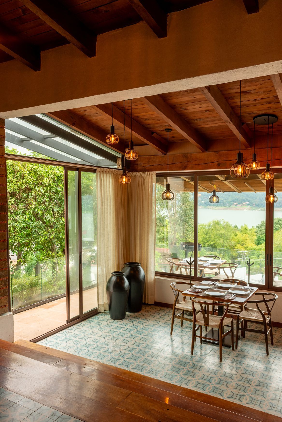 Un comedor con mesas y sillas de Hanna Hotel Boutique