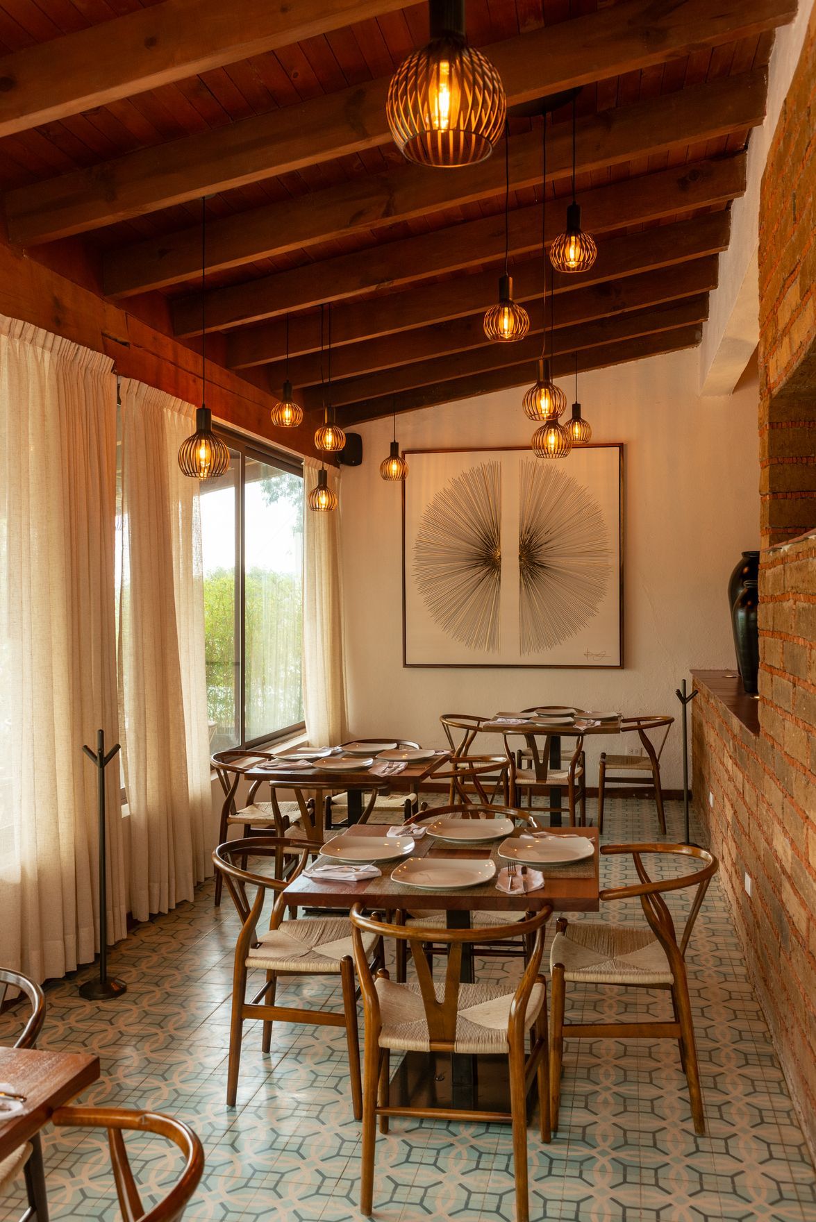 Un restaurante con mesas y sillas de Hanna Hotel Boutique