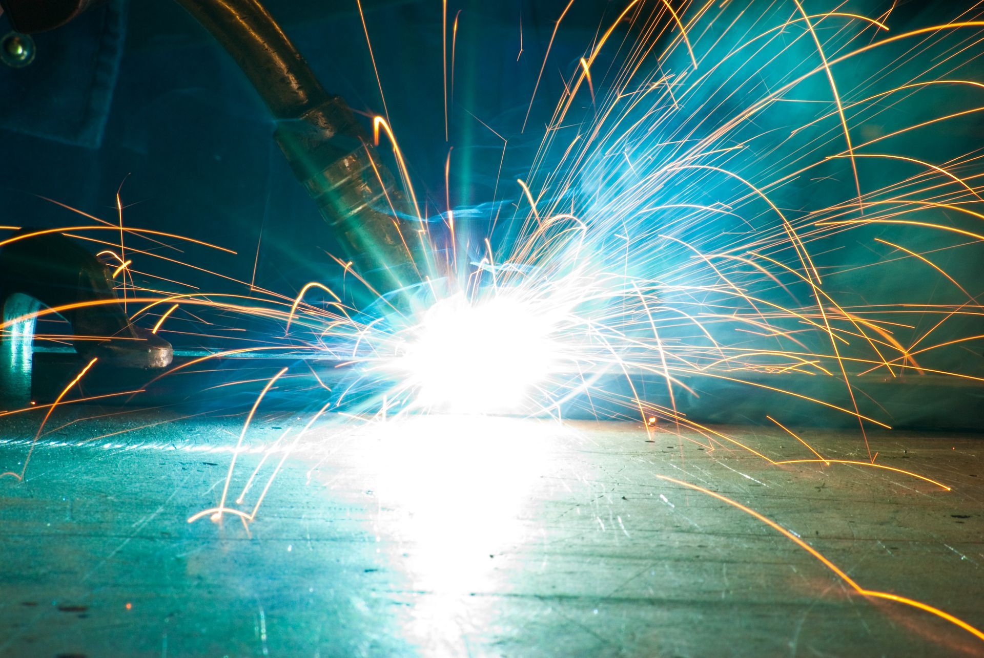 Funken sprühen bei Schweißarbeiten am Metall.