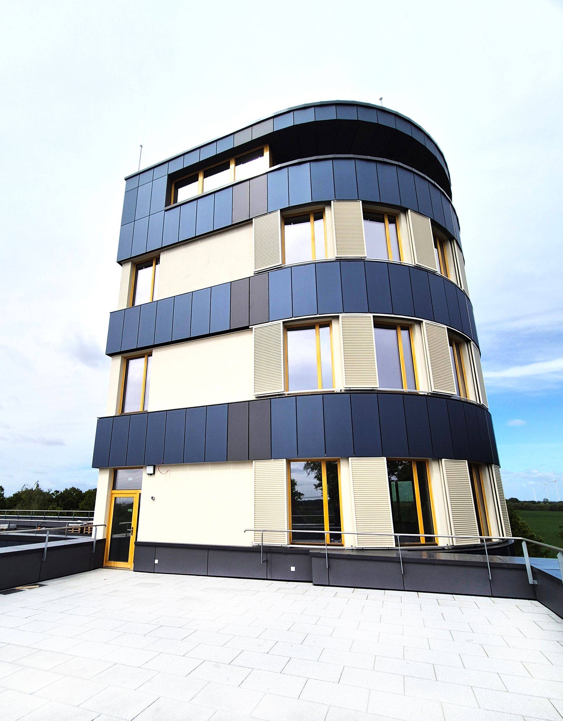 Ein sehr hohes Gebäude mit vielen Fenstern