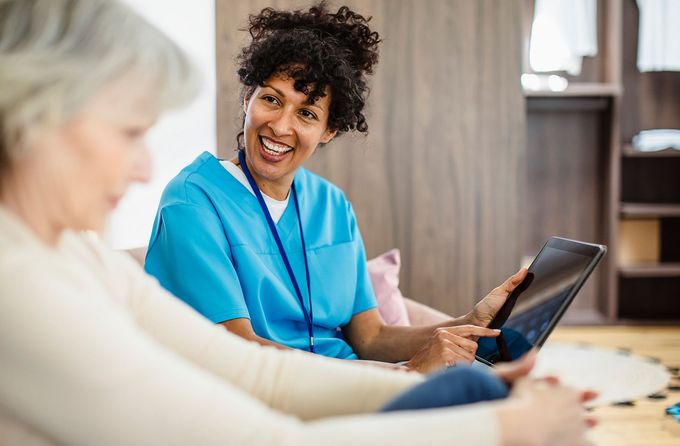 A Nurse Is Talking To An Elderly Woman - DeSoto, TX - Amazing Hearts Homecare & Staffing A Nurse Is Talking To An Elderly Woman - DeSoto, TX - Amazing Hearts Homecare & Staffing