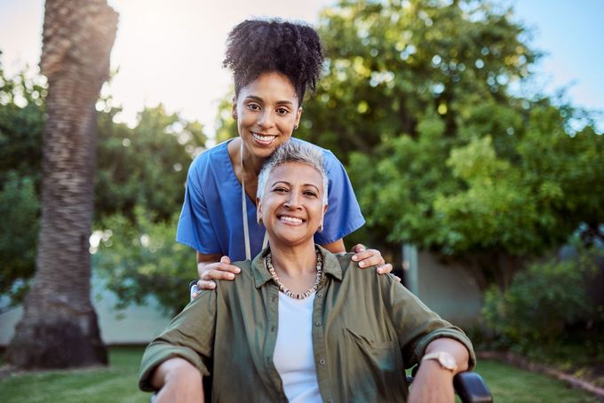 A Nurse Is Standing Next To An Elderly Woman - DeSoto, TX - Amazing Hearts Homecare & Staffing A Nurse Is Standing Next To An Elderly Woman - DeSoto, TX - Amazing Hearts Homecare & Staffing