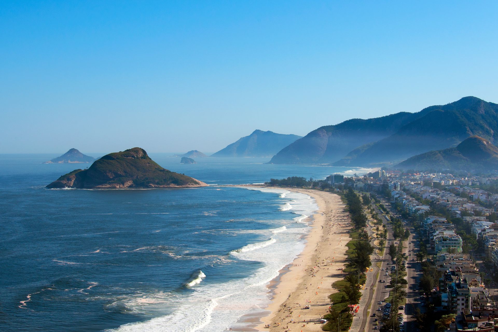 vista de cima da praia da macumba localizada no recreio dos bandeirantes rio de janeiro