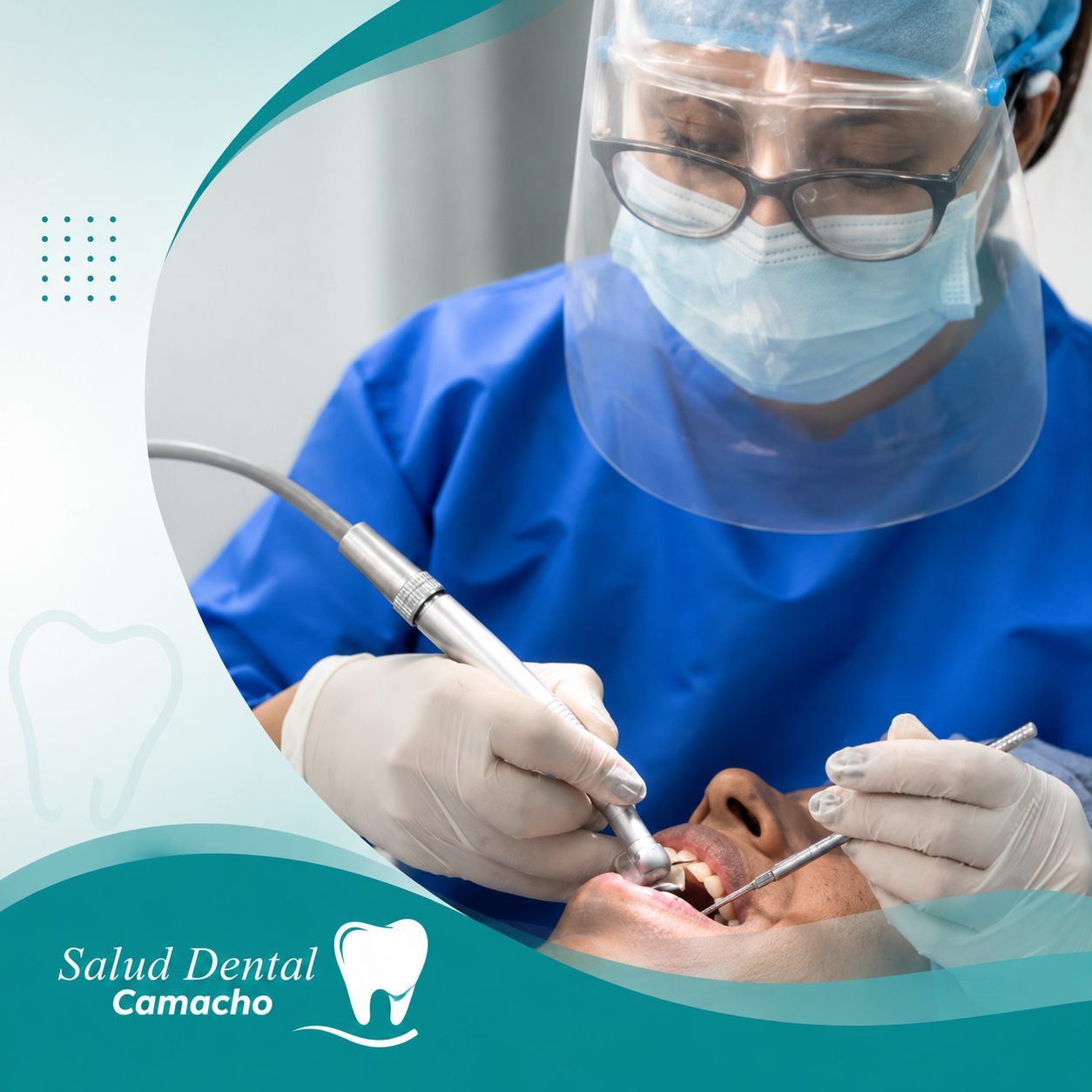 Dentista con equipo de protección individual azul atendiendo a un paciente, con el logotipo y el nombre de la clínica dental.