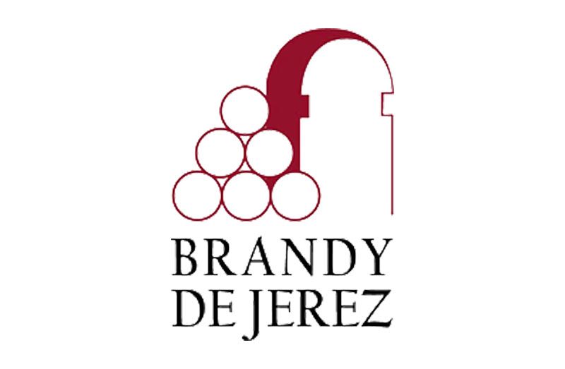 Logo del Brandy de Jerez: grappolo d'uva stilizzato e arco color bordeaux su sfondo bianco.