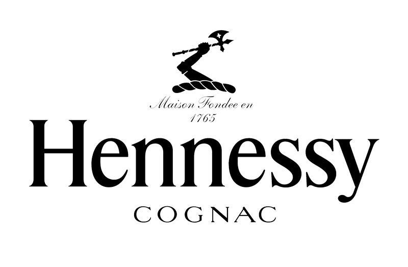 Logo del cognac Hennessy: testo nero con l'emblema di un braccio alzato che regge un'ascia. Sopra: