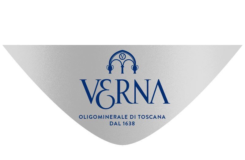 Logo dell'acqua minerale Verna, uno stemma blu su un triangolo argentato. Il testo recita