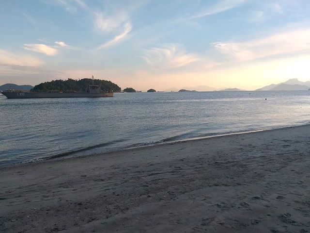 Uma praia com um grande corpo de água ao fundo-pousada-itacuruca-inn