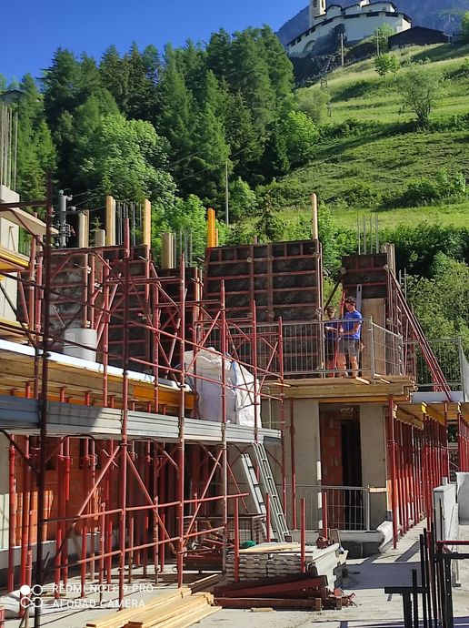 muratori al lavoro in cantiere