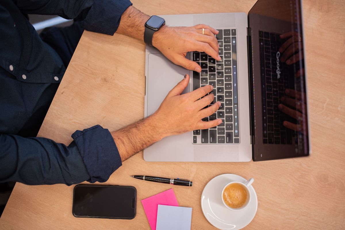 Superando os desafios do trabalho híbrido: Estratégias para eficiência, colaboração e segurança