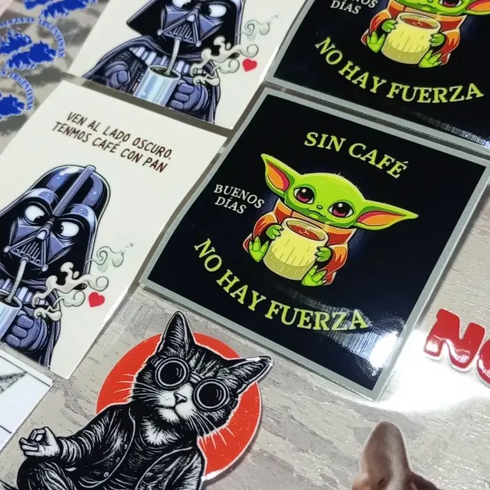 Pegatinas con Darth Vader, Baby Yoda y un gato, con texto en español sobre un fondo claro.