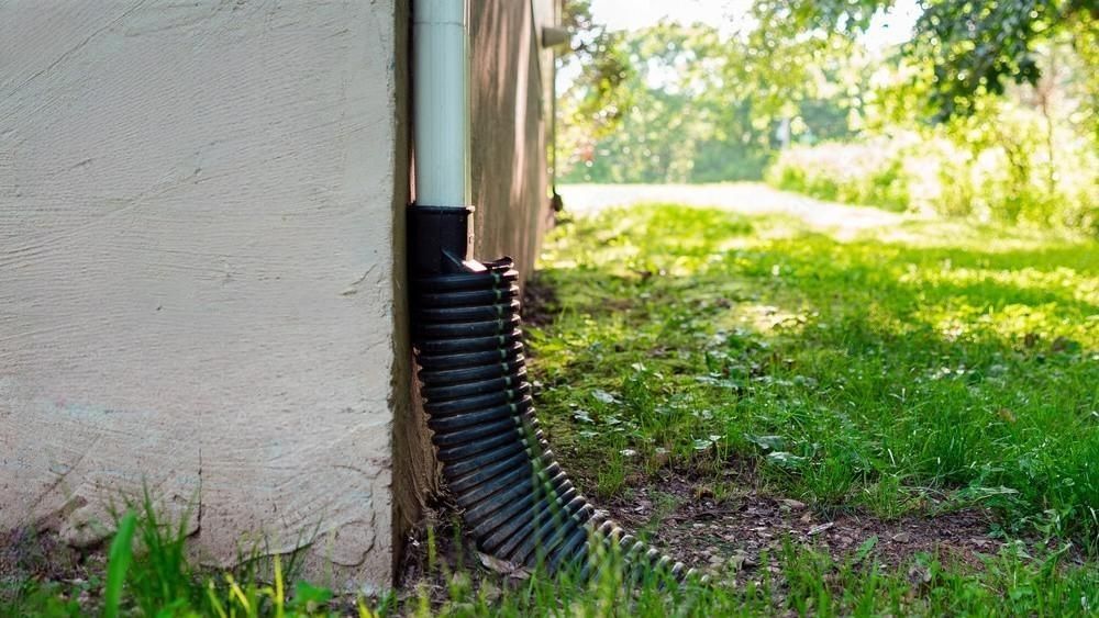 a drain pipe is attached to the side of a building .