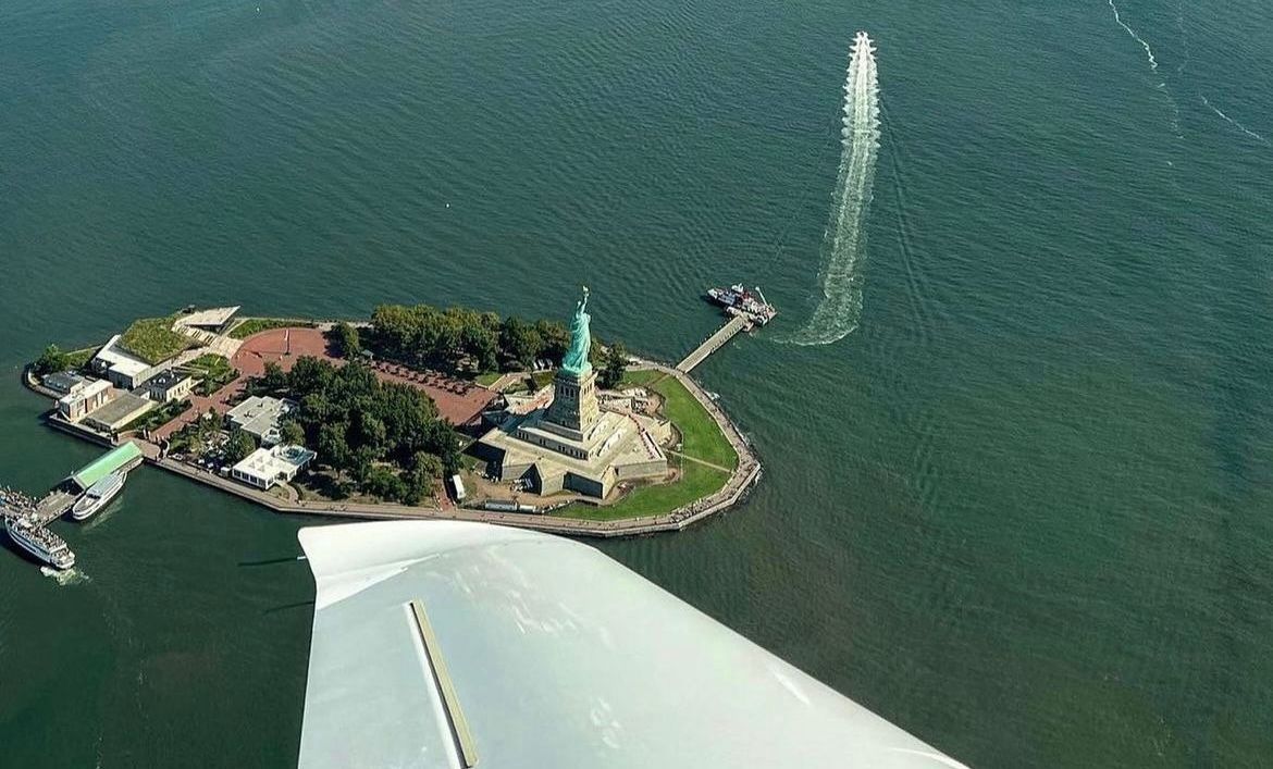 Discovery Flight | First Lesson | Gift Certificates| Learn How to Fly | Republic Airport | KFRG | Nassau Flyers