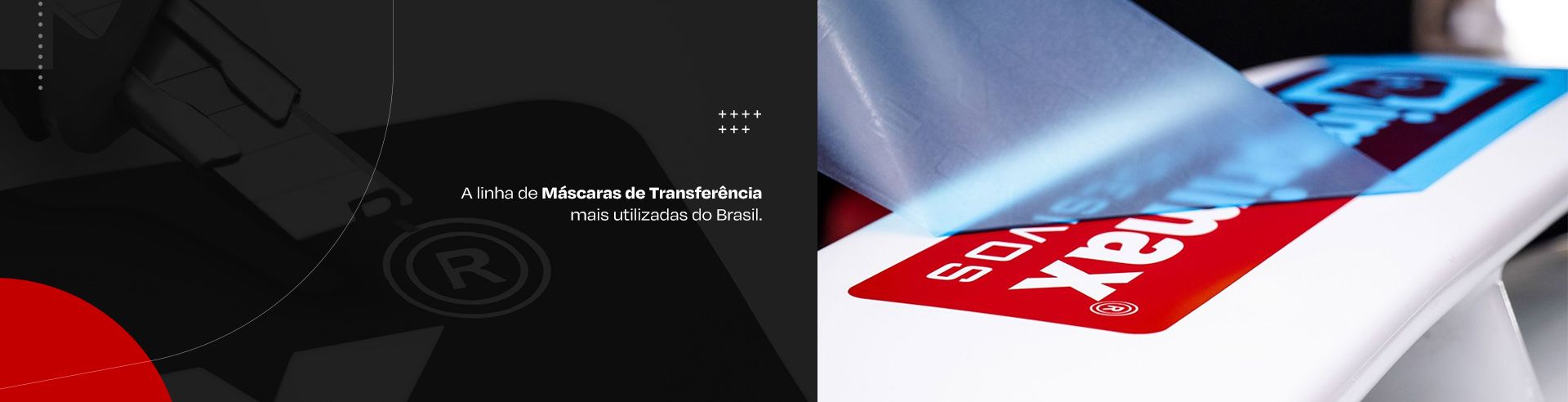Uma tela dividida mostra uma superfície escura texturizada com um logotipo e uma mão removendo uma película transparente de um adesivo vermelho com o logotipo.