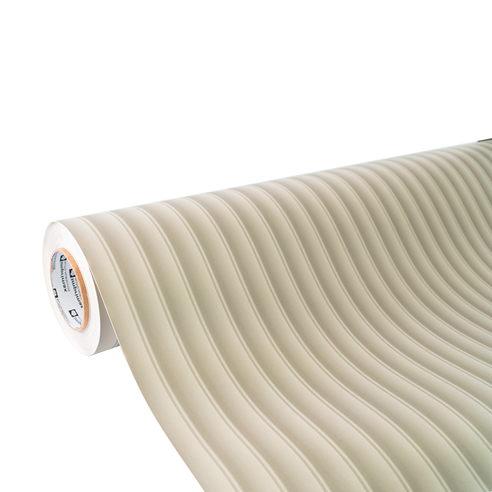 Um rolo de papel de parede branco-sujo com um padrão ondulado vertical repetitivo.