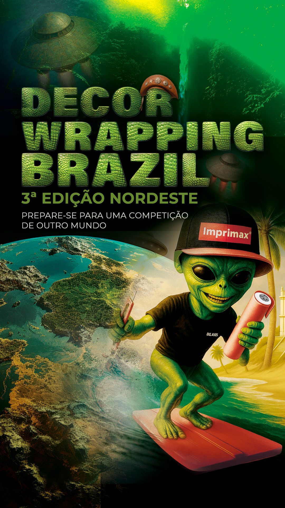 Um alienígena verde, de boné e camiseta pretos, surfa em uma prancha vermelha tendo como pano de fundo a Terra, um OVNI e uma costa tropical.