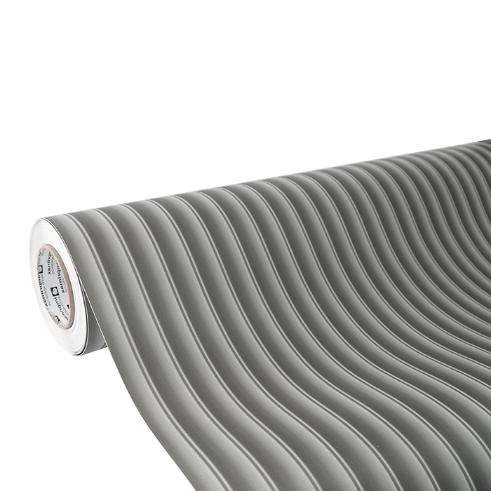 Um rolo de papel de parede texturizado cinza com um padrão ondulado vertical repetitivo.